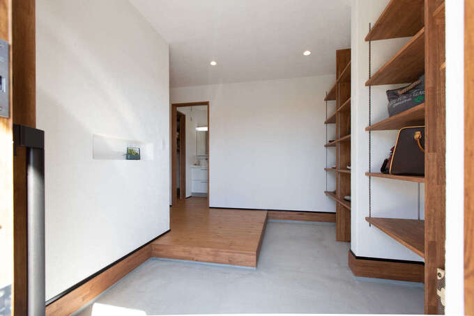 玄関は広さが10畳 土間とシューズクロークに仕切りを設けず オープンにして広がりを強調 靴の出し入れも素早くできる イエタテ