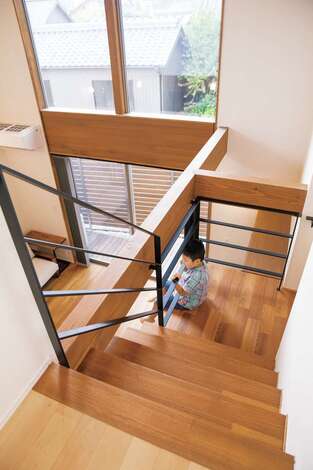 オシャレでかっこいい だけでなく 階段下に収納も確保 今は子どもたちの格好の遊び場だ イエタテ