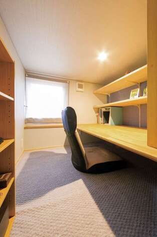 和室の床下を有効活用したご主人のための隠れ家のような書斎 仕事で使う大きな図面を広げられるよう 幅広の机を造作 イエタテ 和室の床下を有効活用したご主人のための隠れ家のような書斎 仕事で使う大きな図面を広げられるよう 幅広の机を造作 イエタテ