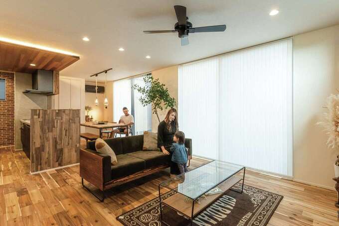 天井までのハイサッシが開放感を演出するldk 床は表情豊かなアカシアの無垢材で キッチンカウンターや下がり天井とのバランスも絶秒 黒のエアコ