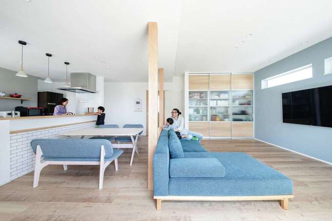 25 3畳の広さのldkは北欧スタイルにコーディネート リビングの壁面には天井いっぱいまで収納スペースを設けてあり 日用品をまとめて収納 す