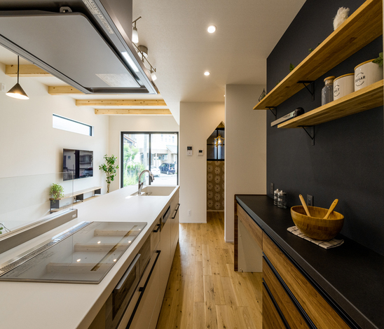 キッチンの背面に見せる収納を造作 南の掃き出し窓をはじめ 家の四方に大小さまざまな窓があり 光と風が行き渡る イエタテ