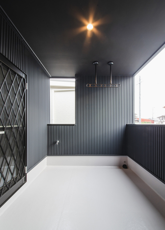 天候を気にせず 洗濯物を干したまま出勤できるインナーバルコニーは 共働き夫婦の心強いパートナー 外から洗濯物が丸見えにならないので防犯とプラ