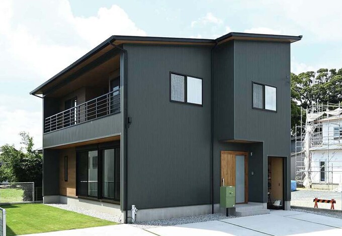 モスグリーンのガルバリウム鋼板の外壁で男前に仕上げた外観 イエタテ