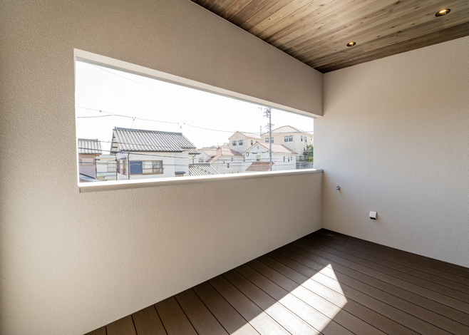 広さ12畳のインナーバルコニーは 空模様を気にせず過ごせる癒しの空間 腰壁が高く 外からの視線も気にならない イエタテ