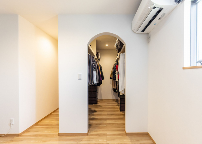 2階の主寝室にあるウォークインクローゼットは スペースを有効に使えるサイズ Nさんの好みを踏まえ入口をアーチ型に イエタテ