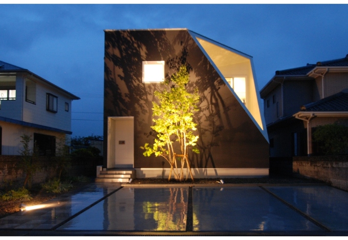 トワイライトに美しく浮かび上がるようにライトアップされた外観は 建築家ならではのデザイン イエタテ