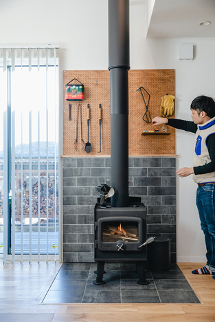 薪ストーブ上部にも有孔ボードを設置 トングや手袋などを収納 イエタテ