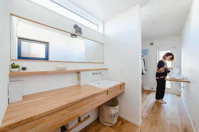 リビングの隣にある洗 室と家事室 室内干しや 時的な 類収納に便利 イエタテ