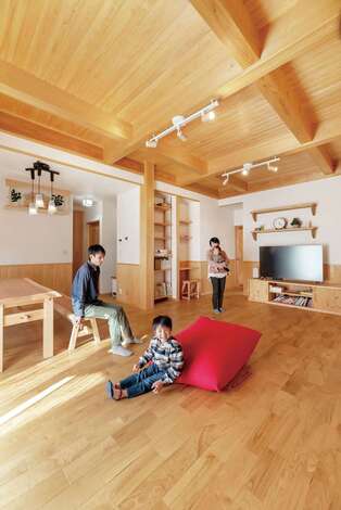 リビングの壁は腰壁に漆喰 天井は木の現しに 調湿効果に優れた自然素材に囲まれた空間は 四季を通じて快適に保たれる ダイニングテーブルとベンチ リビングの壁は腰壁に漆喰 天井は木の現しに 調湿効果に優れた自然素材に囲まれた空間は 四季を通じて快適に保たれる ダイニングテーブルとベンチ