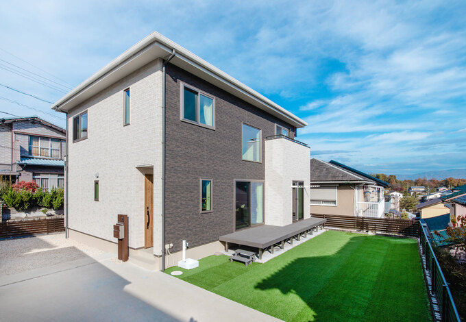 広い庭のある暮らしは一戸建てならではの醍醐味 ウッドデッキでbbqをしたり 芝生で子どもプールをしたり 花壇で育てたイチゴも子どもと一緒に収