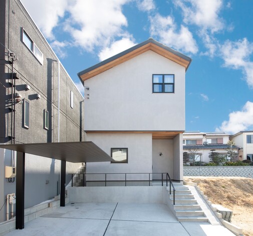 ナチュラル感を残しつつ シンプル モダンにまとめた外観 グレーのベース色にレッドシダーを使ってアクセントに 外壁材はモルタル下地の西洋漆喰 ナチュラル感を残しつつ シンプル モダンにまとめた外観 グレーのベース色にレッドシダーを使ってアクセントに 外壁材はモルタル下地の西洋漆喰