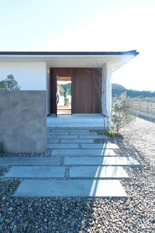 深い軒の玄関 目隠しと玄関アプローチにコンクリートを使い シンプルでもモダンなデザインに仕上げている イエタテ