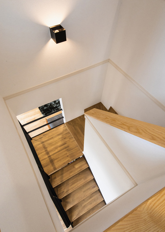 途中に踊り場がある階段は 荷物や掃除機を持ったままでも昇降しやすい イエタテ