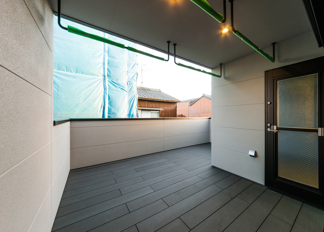 子どもが4人いて毎日の洗濯物の量も多いため 広々としたインナーバルコニーを設けた イエタテ