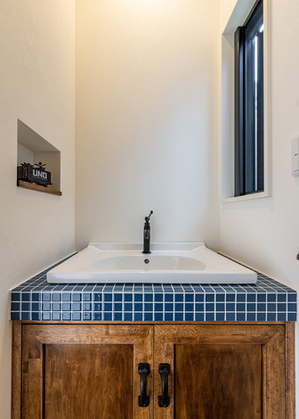 玄関を入ってすぐの場所に造作洗面台があり 帰宅後の手洗い うがいがスムーズにできる イエタテ 玄関を入ってすぐの場所に造作洗面台があり 帰宅後の手洗い うがいがスムーズにできる イエタテ