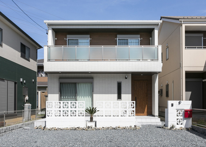 花ブロックを外構にしたk邸 外壁は総タイル張りで 雨が降れば汚れが落ちるため メンテナンスの手間やコストも抑えられる イエタテ