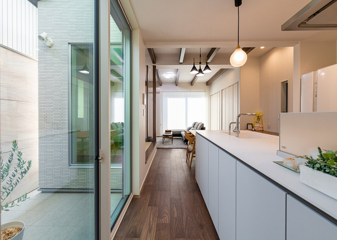 中庭のほか 奥に配したビングからも光が注ぐ 天井まで届くハイサッシで高さを演出し より解放感あふれる空間に イエタテ