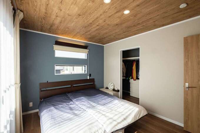 朝焼けも夕焼けもきれいに見える主寝室 天井にも木目のクロスを張って イエタテ