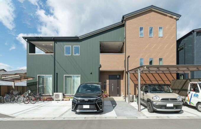 カーキのガルバリウム鋼板 木目調サイディングのおしゃれな外観 駐車スペースは5台分確保した イエタテ