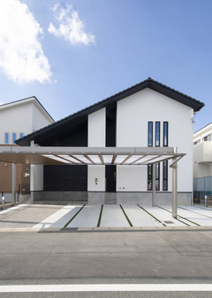 ナチュラル感を残しつつ シンプル モダンにまとめた外観 グレーのベース色にレッドシダーを使ってアクセントに 外壁材はモルタル下地の西洋漆喰 ナチュラル感を残しつつ シンプル モダンにまとめた外観 グレーのベース色にレッドシダーを使ってアクセントに 外壁材はモルタル下地の西洋漆喰