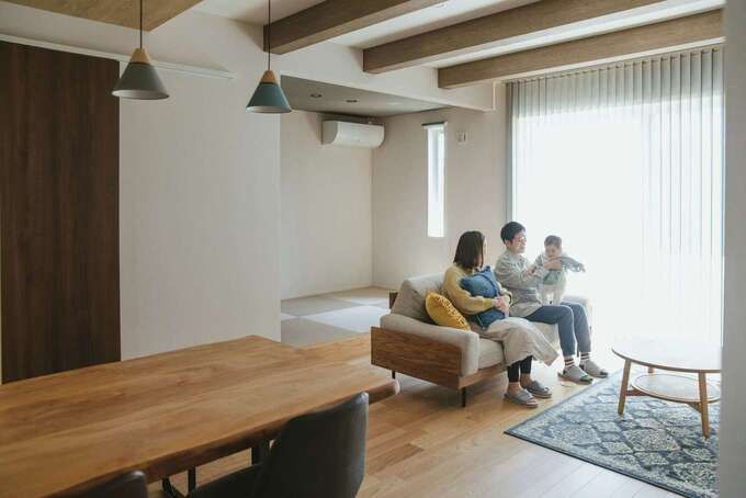 朝日住宅｜リビングは「開放感が欲しい」と願った夫婦のために、一級建築士小沢さんの提案で、天井高を上げて化粧梁でメリハリをつけた