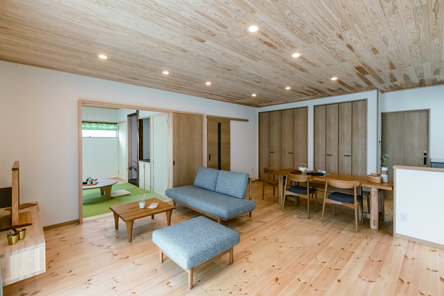 住まいるコーポレーション【二世帯住宅、自然素材、省エネ】開放感のあるリビングダイニング。壁面には収納スペースをたっぷり確保した。食器や食材、日常生活で使う小物類などをきちんと分けてしまえるので、LDKをいつもスッキリ＆キレイに保てる