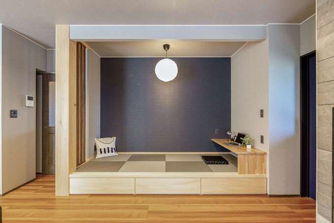 4畳の細長い小上がりスペースは 紺色の壁紙で和モダンに 子どもが小さなうちは お昼寝スペースとしてもちょうどいい 造り付けのデスクでちょっと