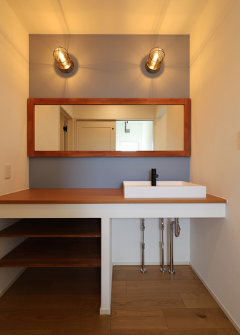 造作の洗面台もシンプルなデザインに統一 アクセントクロスを背景に 船舶照明と鏡のバランスが絶妙で個性を放つ イエタテ