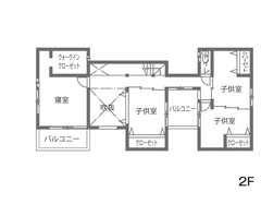 光庭に囲まれ、光と風と一体となって暮らす親子の箱家