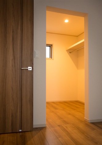 寝室に設置したウォークインクローゼットは3畳分の広さがあるので 使い勝手は抜群 イエタテ