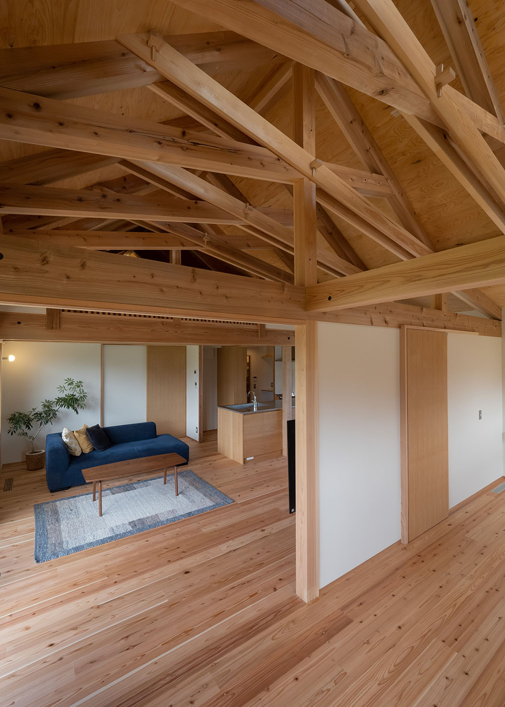 「綾」の登り梁が家族をあたたかく見守る平屋の家 | 石牧建築の新築施工例【イエタテ】