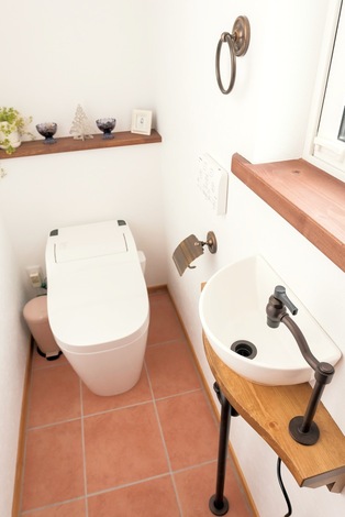 トイレにある陶器の洗面ボウルも造作 ナチュラルでかわいい仕上がり イエタテ