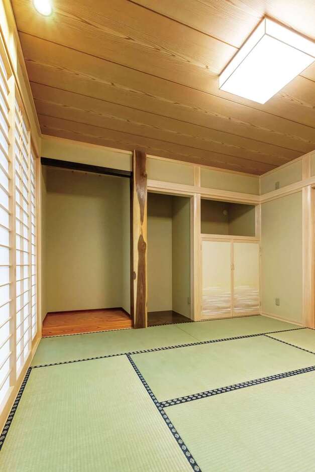 玄関の横にある8畳の和室。床柱には縁起の良い「槐(エンジュ)」を採用し、和の空間を優雅に引き立てている【イエタテ】