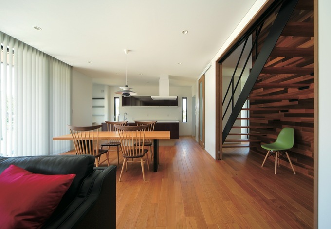 ブラックチェリーの床が上質で落ち着いた雰囲気を醸し出す パントリーやpcコーナーはリビングからは見えない位置に配し 生活感が出ないよう工夫