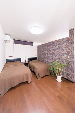 主寝室だけは雰囲気を変えて 落ち着いたダークブラウンでコーディネート 仕切りの向こうは3 5畳のウォークインクローゼット イエタテ