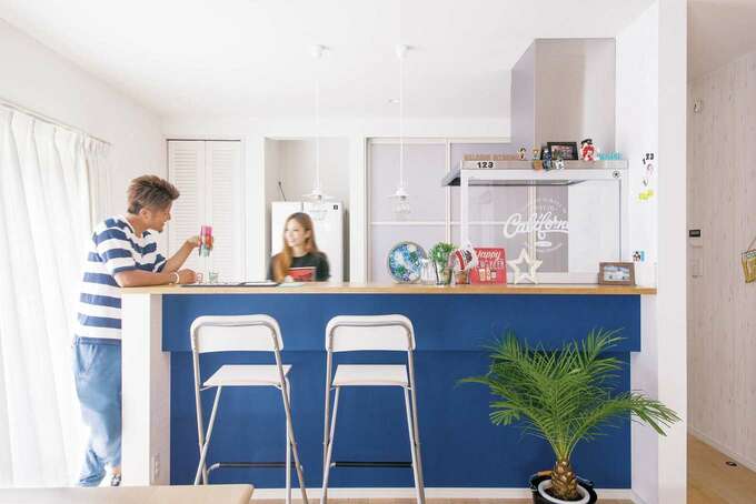 夫婦の 好き が集まるldk 白を基調とした空間に青のキッチンが映える 大小のインテリアも西海岸や海をイメージさせるものに統一し 毎日が大好