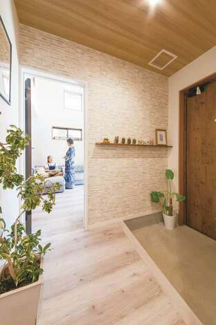 玄関ホールからのldkの風景 落ち着いた雰囲気ながら 女性らしい華やかさを感じるのが特徴だ イエタテ