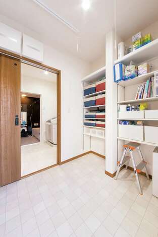家事室の棚は可動式 ここに家族みんなの下着などが収まり それぞれの部屋がすっきり イエタテ