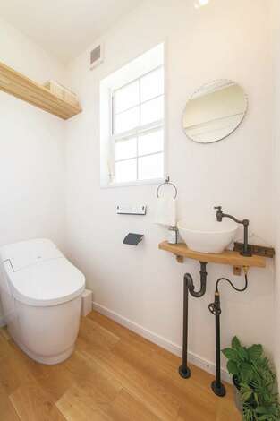 トイレも 丸いミラーやアンティーク風の手洗い台など ディテールにこだわった イエタテ