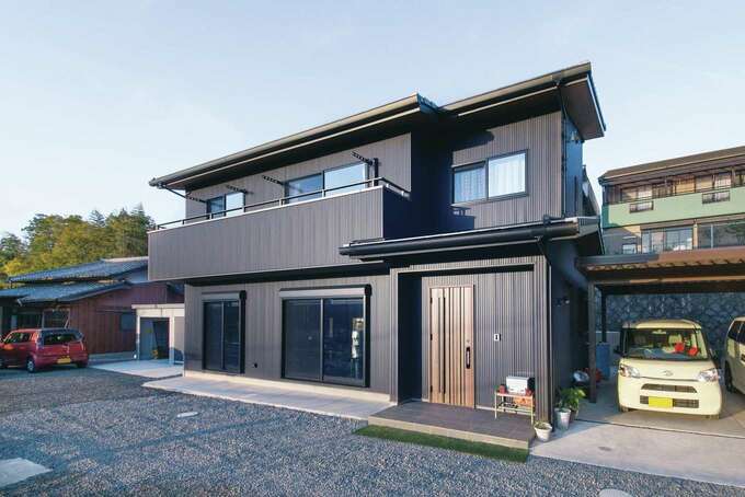 外壁は耐久性の高いガルバリウム鋼板 屋根は瓦葺きでシックに仕上げたt邸 イエタテ