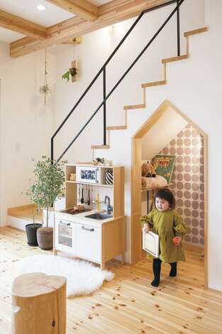 階段下を収納にしてみては と担当の西岡さんから提案され 完成したのがこちら せっかくならかわいくしようと思い 入り口を家の形にして壁紙