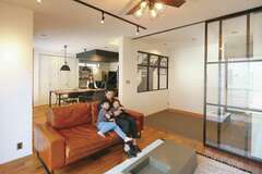 デザイン性と暮らし方を追求した室内窓のある住まい