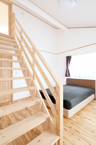 寝室の階段から小屋裏 へ ロフト付きのコテージのような雰囲気で 毎日がリゾート気分 イエタテ
