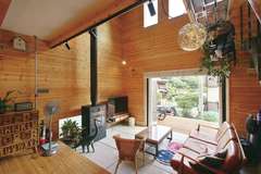 パパのセルフビルドで 進化し続ける土間のある家