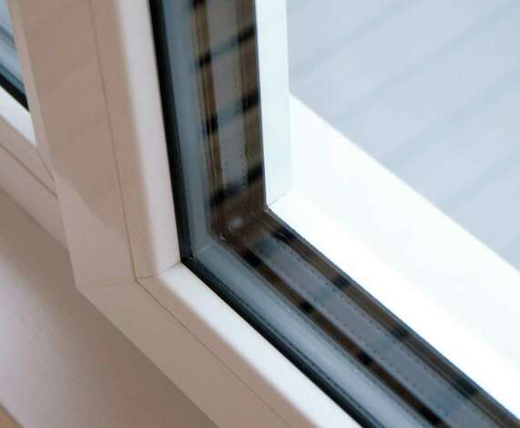 外断熱 内断熱のハイブリッド断熱とトリプル断熱ガラスのユーロサッシにより世界基準の高気密 高断熱を実現 外気温に影響されない快適な住空間で子