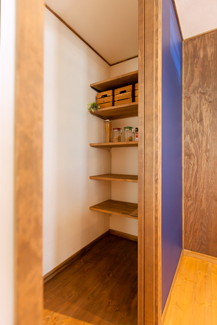 パントリーの扉に黒板塗料を施しカフェ風にアレンジ 物が多いキッチンは見せる収納と隠す収納を使い分けている イエタテ