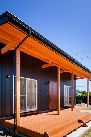 第二のリビングとも言える大きなウッドデッキ 深い軒は夏の直射日光を遮り 冬は室内の奥まで光を届けてくれる ご主人は毎晩ここでお酒を飲みながら