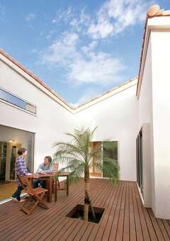 南欧風の外観と、ナチュラル空間が馴染む平屋の住まい