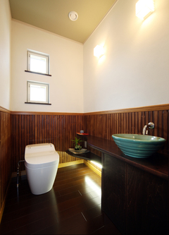 トイレには割竹と玉砂利 和の落ち着きで満たされた イエタテ